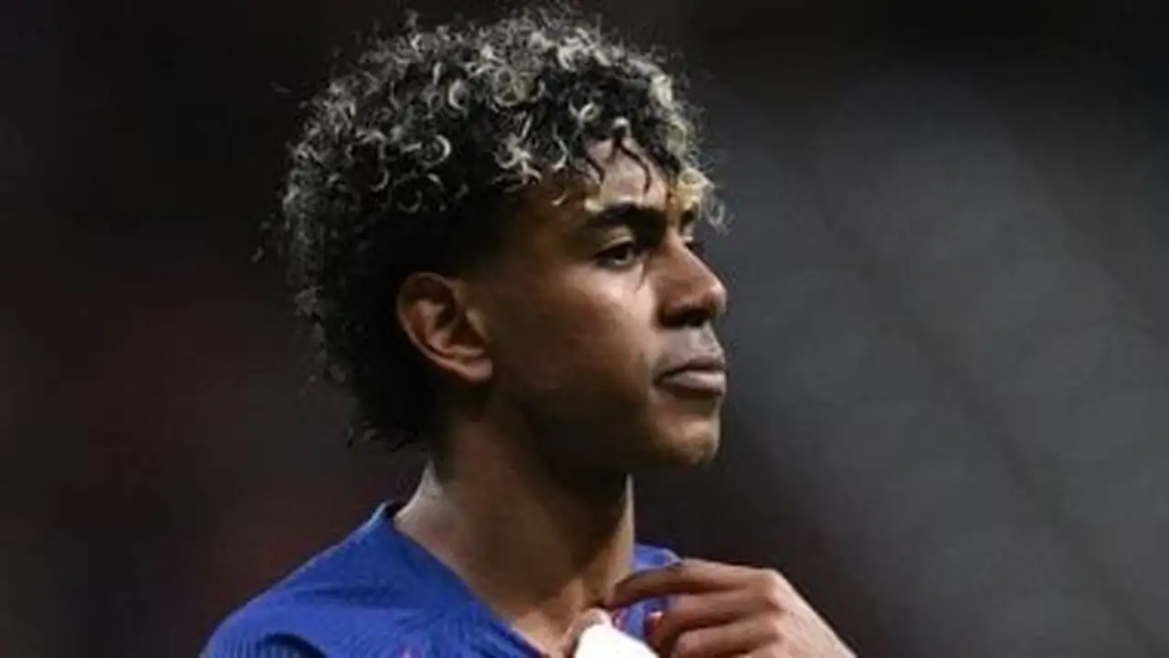 لامين يامال يُتوج بجائزة لاعب الشهر في الدوري الإسباني